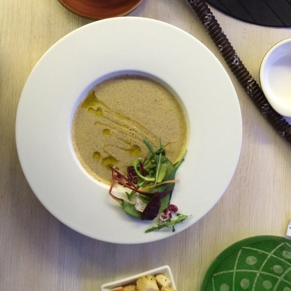 Суп в тарелке-шляпе очень хорош) еда достойна выкладывается в Instagram.