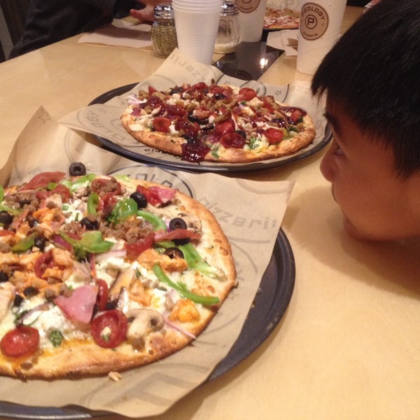 Das Foto wurde bei Pieology Pizzeria von Mj D. am 5/3/2014 aufgenommen