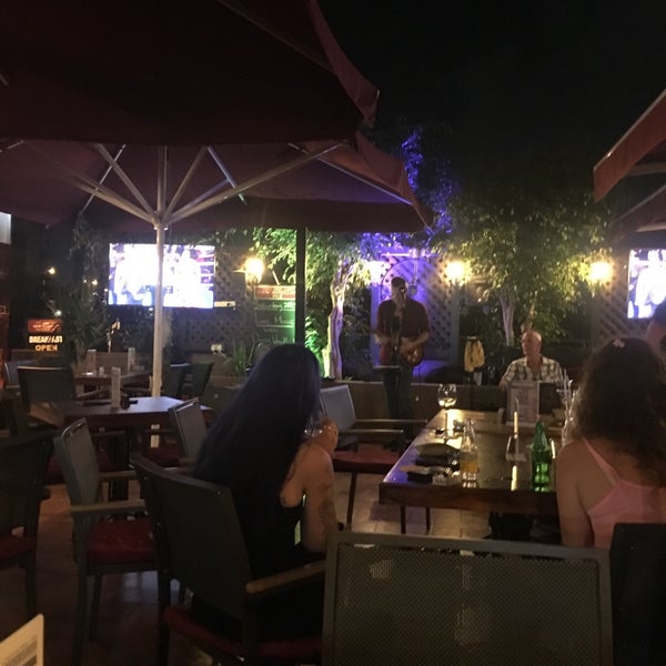 รูปภาพถ่ายที่ The New Horizon Pub (Bar &amp; Restaurant) โดย Nikolas K. เมื่อ 7/28/2018