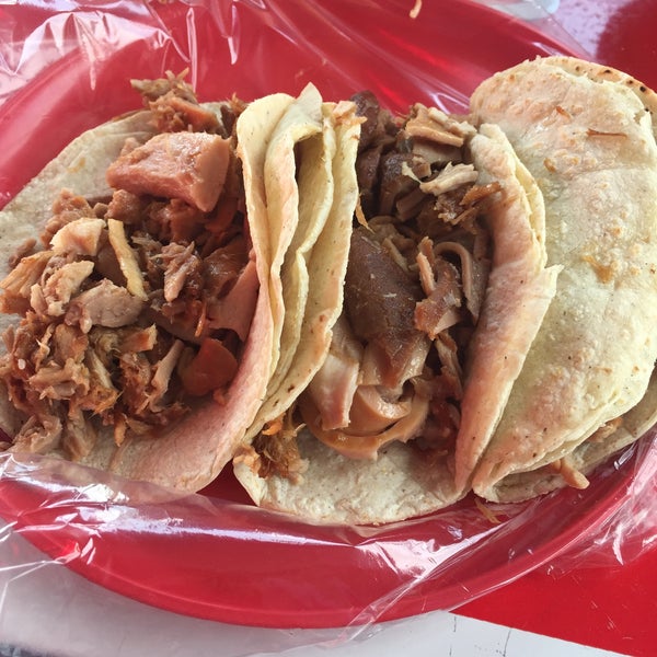 รูปภาพถ่ายที่ Carnitas Las Duarte โดย Omar P. เมื่อ 8/21/2015