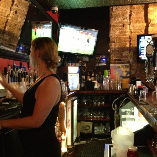 7/2/2013 tarihinde Yadviga S.ziyaretçi tarafından Company Bar &amp; Grill'de çekilen fotoğraf
