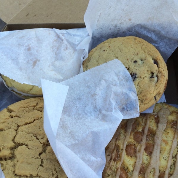 Foto diambil di Mary’s Mountain Cookies oleh Jason B. pada 10/4/2014