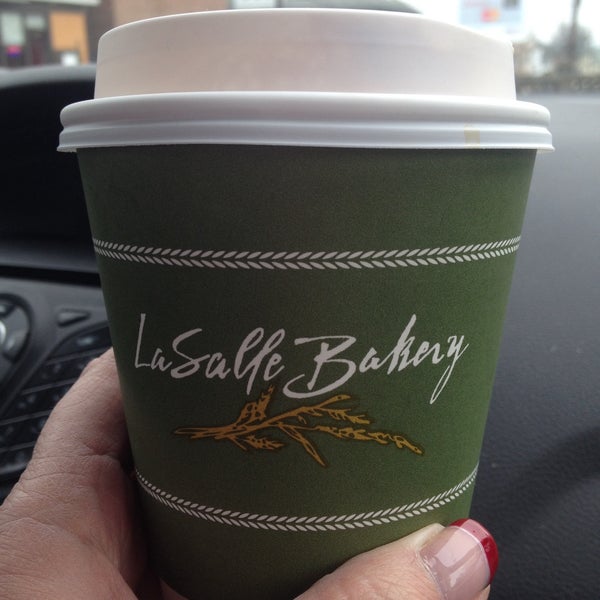 รูปภาพถ่ายที่ LaSalle Bakery โดย Joanie S. เมื่อ 12/7/2014