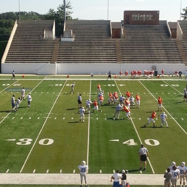 รูปภาพถ่ายที่ Salem Stadium โดย Dani เมื่อ 8/15/2013
