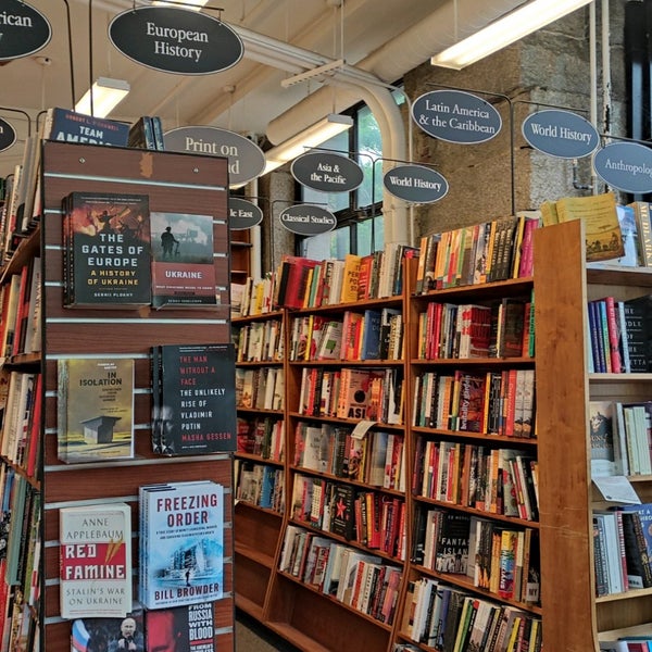 Снимок сделан в Harvard Book Store пользователем Sasha G. 6/2/2022