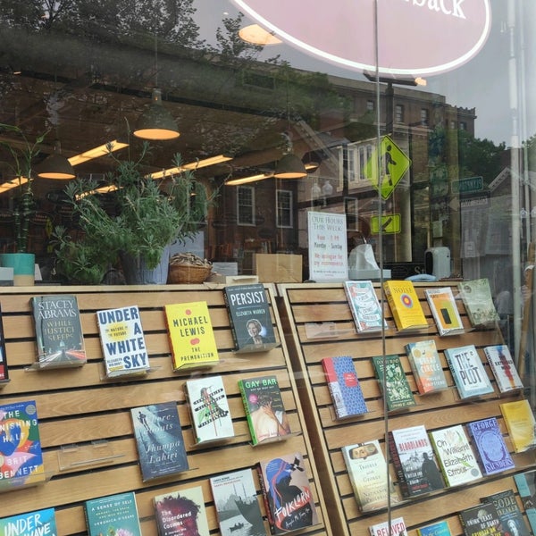 รูปภาพถ่ายที่ Harvard Book Store โดย Sasha G. เมื่อ 6/2/2022