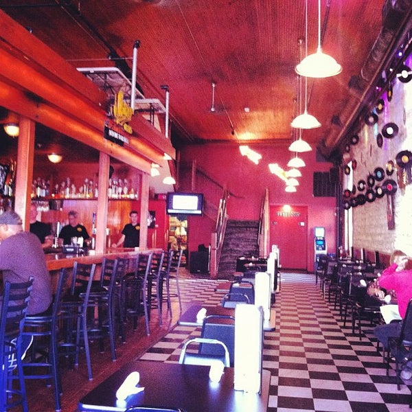 10/19/2012 tarihinde Paul B.ziyaretçi tarafından Old School Bar &amp; Grill'de çekilen fotoğraf