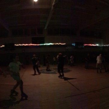 รูปภาพถ่ายที่ Crazy Legs Skate Club โดย Zooey เมื่อ 8/14/2014