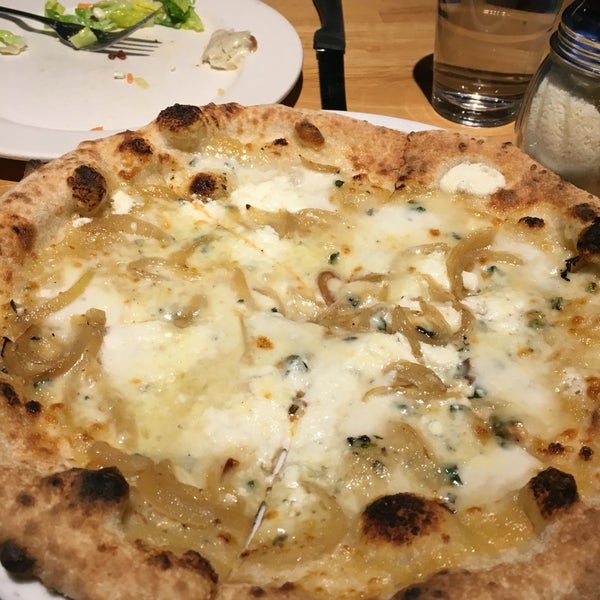 Das Foto wurde bei Tutta Bella Neapolitan Pizzeria von Becca H. am 4/23/2016 aufgenommen
