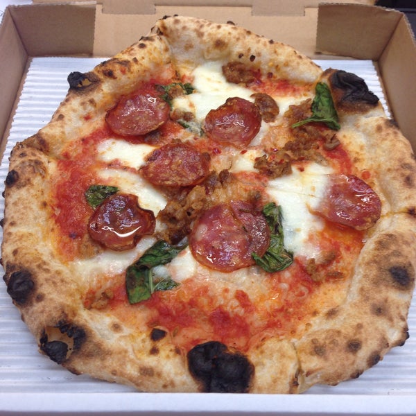 Foto tirada no(a) Tutta Bella Neapolitan Pizzeria por Becca H. em 1/29/2015