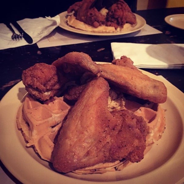 Foto scattata a Maxine&#39;s Chicken &amp; Waffles da Phil C. il 1/4/2015