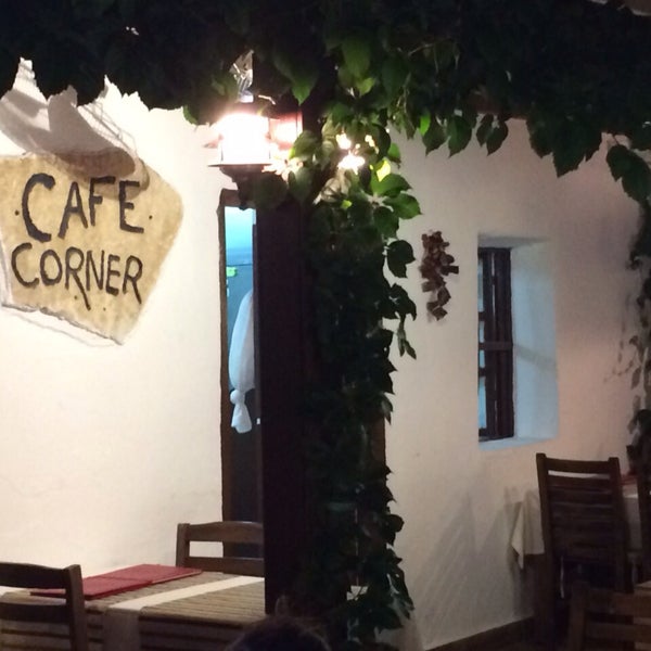 Das Foto wurde bei Cafe Corner Restaurant von Maide A. am 7/18/2015 aufgenommen