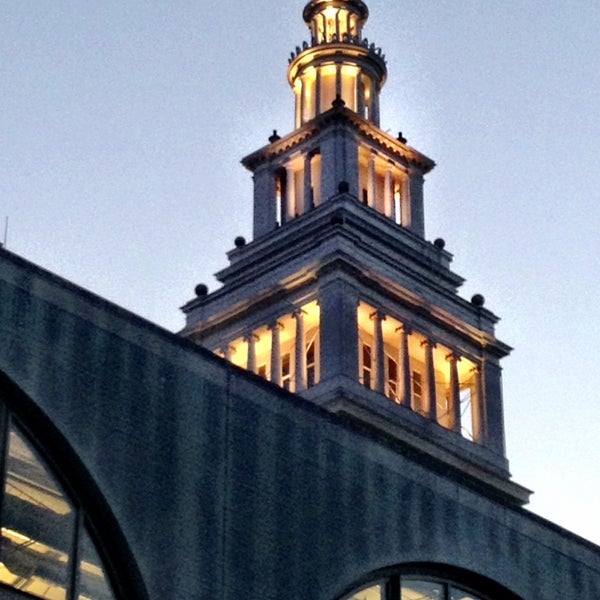 4/21/2013 tarihinde csponziyaretçi tarafından Ferry Building Marketplace'de çekilen fotoğraf