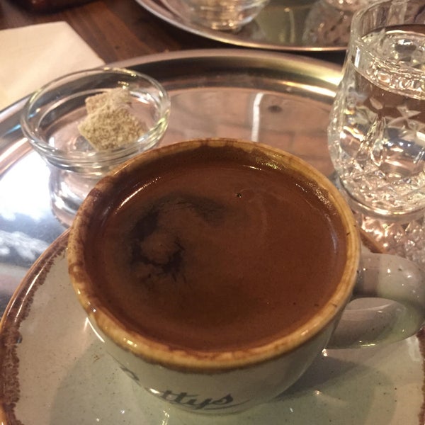 Foto tirada no(a) Bettys Coffee Roaster por Esra Ş. em 7/22/2019