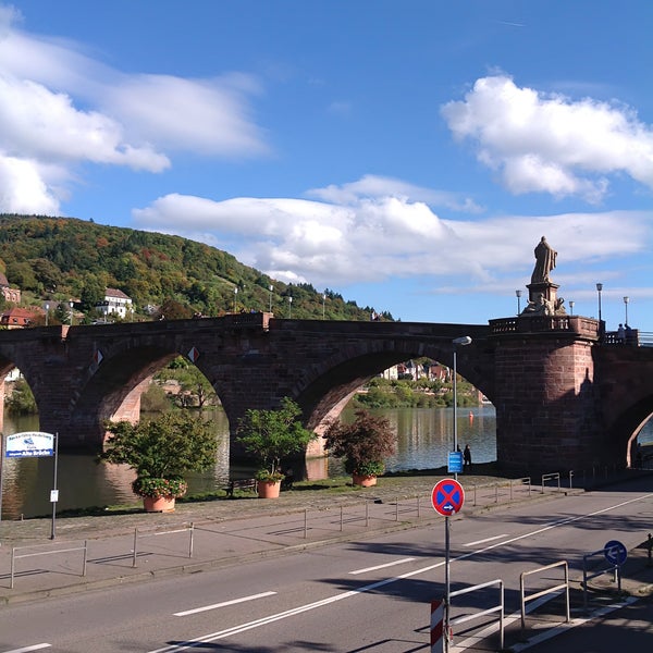 Einen lieben Gruß aus der Heidelberger Altstadt - momentan sind es 8°C mit steigender Tendenz. Einen schönen Start in die neue Arbeitswoche!