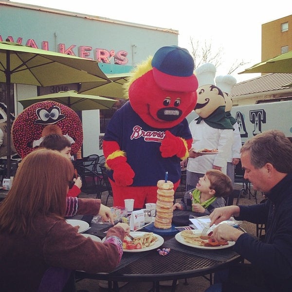 Foto scattata a Walker&#39;s Drive In da Find It In Fondren il 3/22/2014