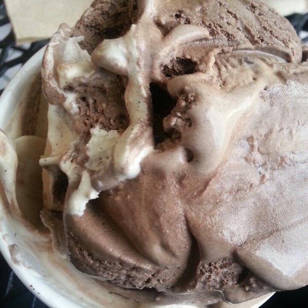4/5/2014 tarihinde Kaila T.ziyaretçi tarafından Doc Burnstein&#39;s Ice Cream Lab'de çekilen fotoğraf