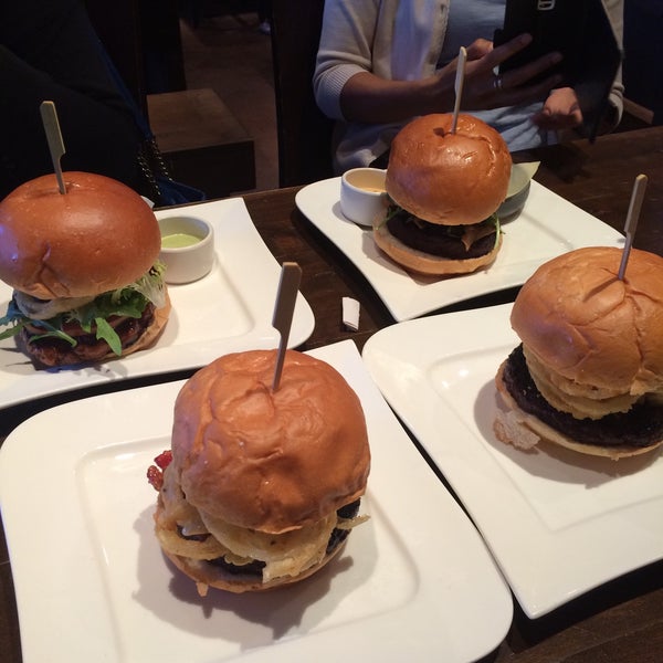 รูปภาพถ่ายที่ Ohana Burger โดย Bunny🌙 เมื่อ 10/19/2015