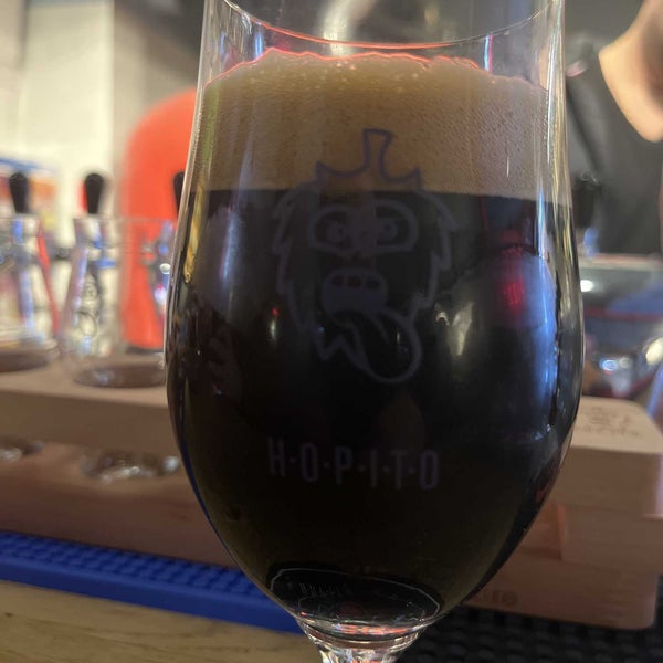 Photo taken at Hopito Craft Beer &amp; Pizza by Alan D. on 2/10/2022