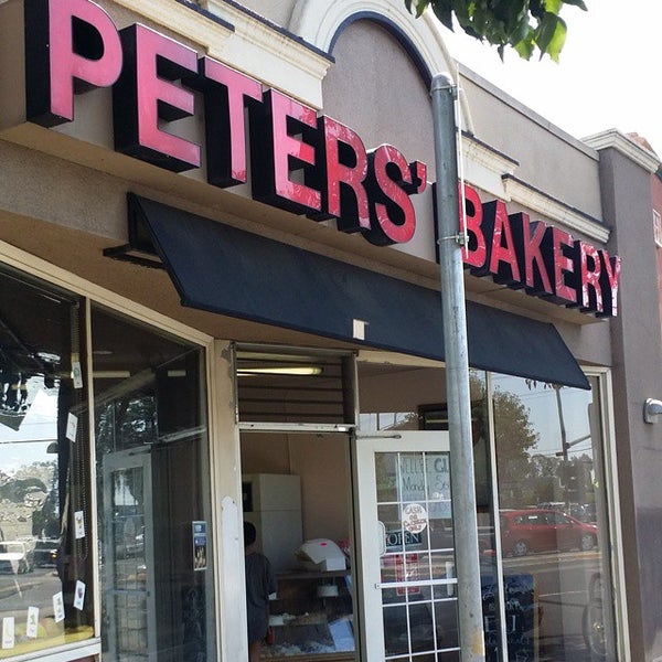 รูปภาพถ่ายที่ Peters&#39; Bakery โดย Leah H. เมื่อ 8/28/2014
