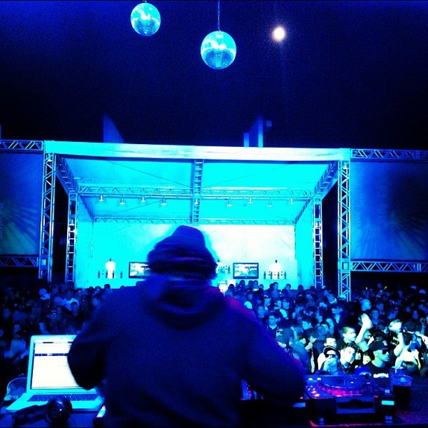 รูปภาพถ่ายที่ Eazy Club โดย Vitor F. เมื่อ 9/29/2012