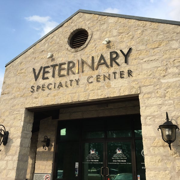 Photo taken at Heart of Texas Veterinary Specialty Center by Patrizio on 5/8/2017