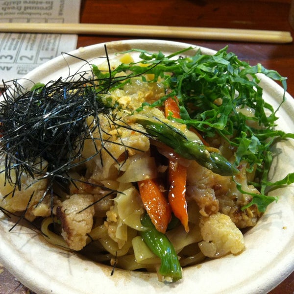 รูปภาพถ่ายที่ Yuji Ramen Kitchen โดย Genevieve L. เมื่อ 6/1/2013