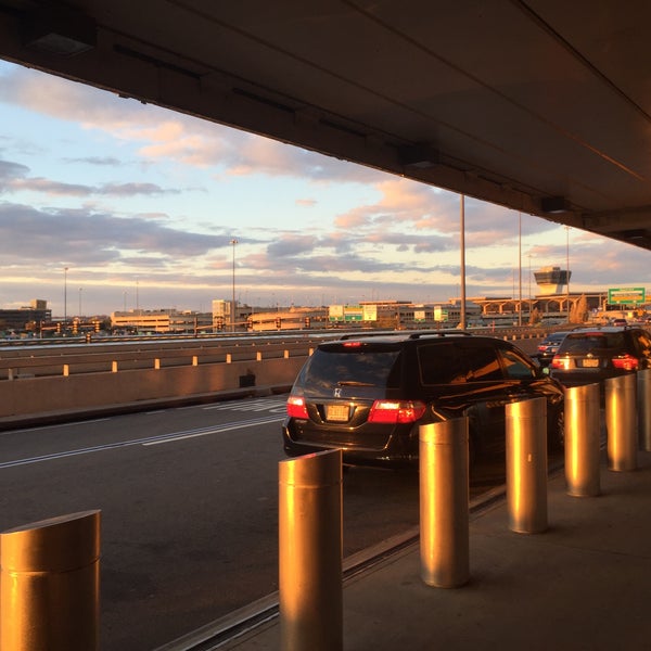 Foto scattata a Newark Liberty International Airport (EWR) da Peter W. il 11/13/2015
