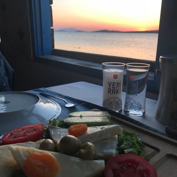 Foto diambil di Delicia Restaurant &amp; Beach oleh Duygu Ç. pada 6/24/2018