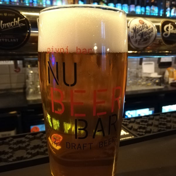 Photo taken at NUBEERBAR - craft beer &amp; burgers by Xavier C. on 11/2/2019