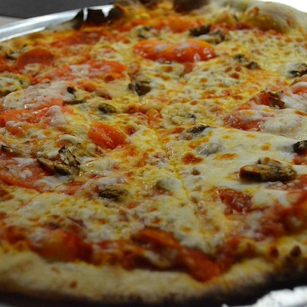 Foto diambil di Bianchi&#39;s Pizzeria oleh Bianchis P. pada 5/30/2014