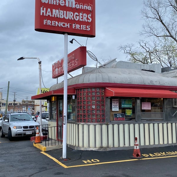 Foto scattata a White Manna Hamburgers da Dave C. il 4/16/2021