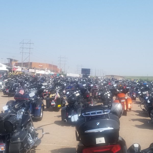 รูปภาพถ่ายที่ Black Hills Harley-Davidson โดย Bertha Lotje R. เมื่อ 8/6/2018