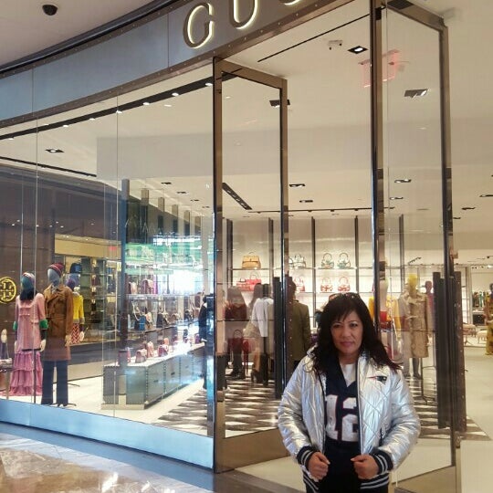 Photo taken at Gucci by Bertha Lotje R. on 1/3/2016