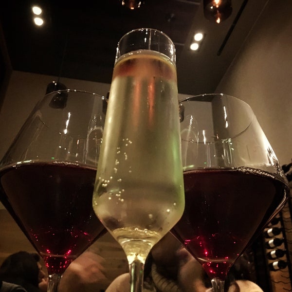 Foto tirada no(a) ENO Wine Bar por Winnie C. em 12/5/2015
