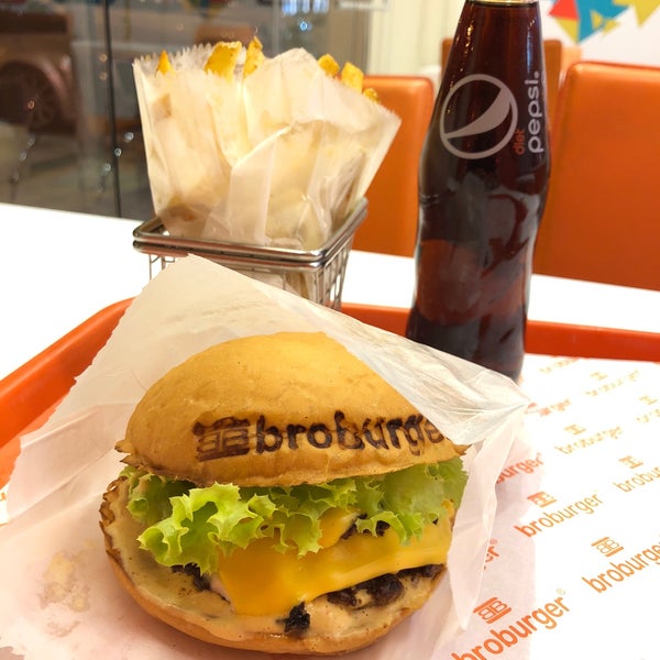 รูปภาพถ่ายที่ broburger โดย Homi H. เมื่อ 5/5/2018