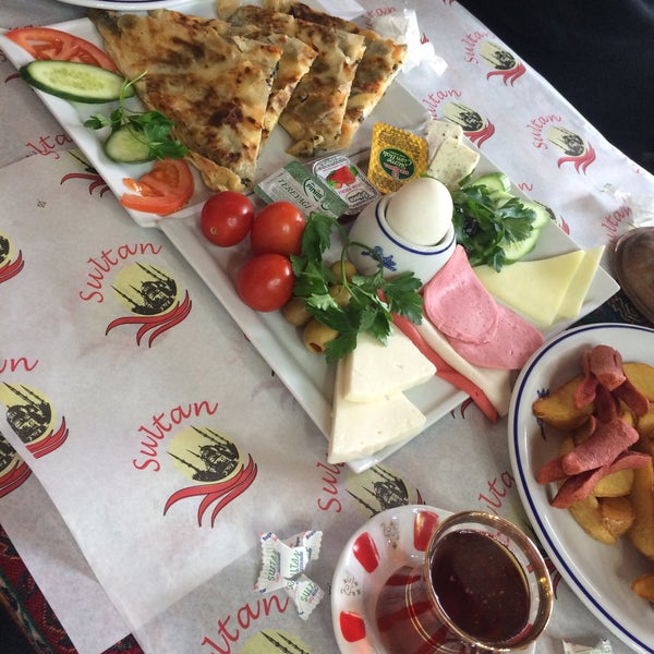 Das Foto wurde bei Sultan Cafe Restaurant von Gökhan K. am 12/16/2015 aufgenommen