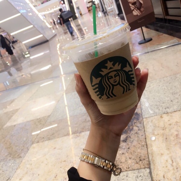 Foto diambil di Starbucks oleh Fajer⛅️ pada 8/19/2018