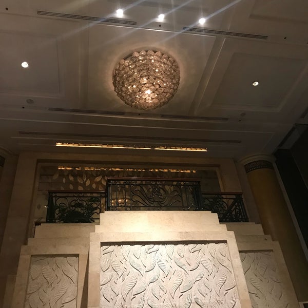 7/10/2018 tarihinde Vangie A.ziyaretçi tarafından Lobby Lounge at Makati Shangri-La'de çekilen fotoğraf