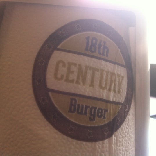 Foto scattata a 18th Century Burger da mohammad a. il 3/10/2013