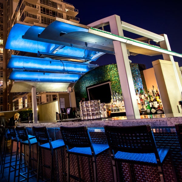 3/26/2014 tarihinde Level 9 Rooftop Bar &amp; Loungeziyaretçi tarafından Level 9 Rooftop Bar &amp; Lounge'de çekilen fotoğraf