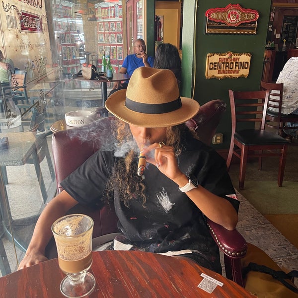 Photo prise au King Corona Cigars Cafe &amp; Bar par AV le8/21/2022
