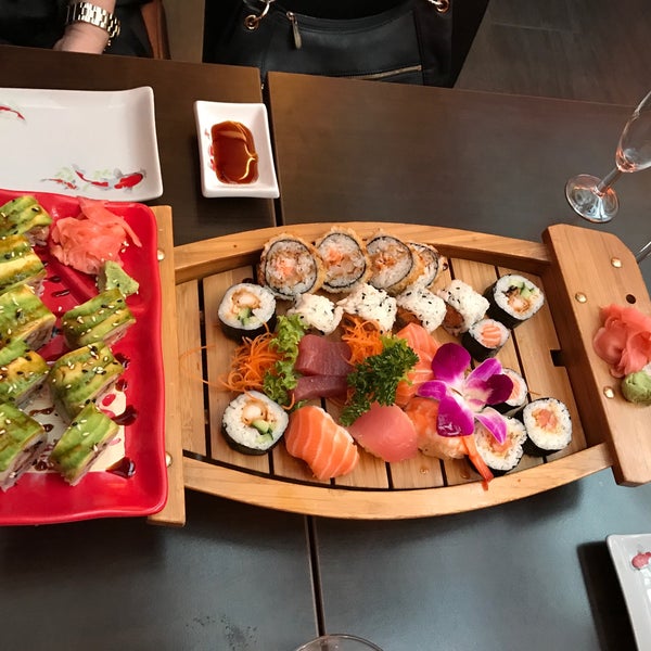Foto diambil di Sushi Palace oleh Andy D. pada 8/18/2017