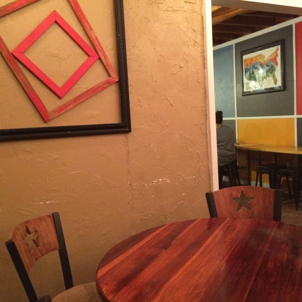 9/19/2014 tarihinde Judy E.ziyaretçi tarafından Yellow House Coffee'de çekilen fotoğraf