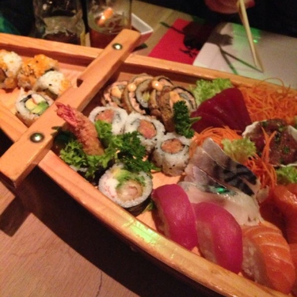 Foto diambil di Tangerine Fusion + Sushi Bar oleh Silvia B. pada 4/5/2014