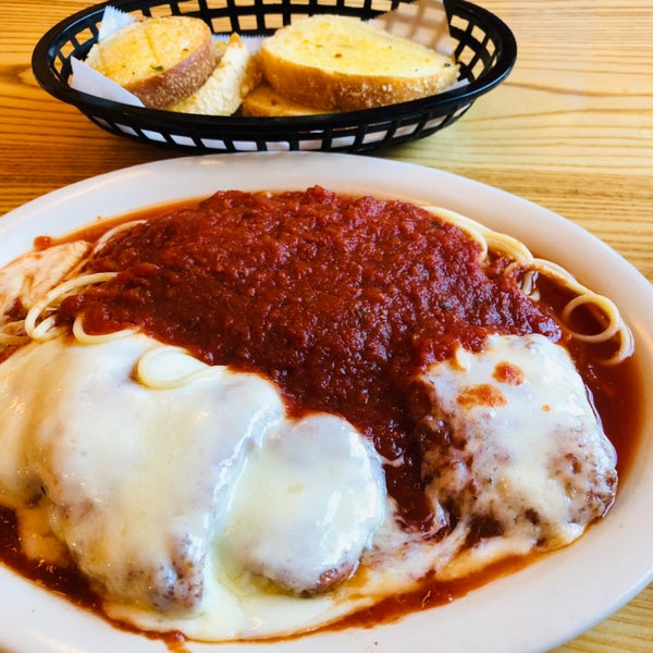 รูปภาพถ่ายที่ Elizabeth&#39;s Pizza &amp; Italian Restaurant โดย Katie M. เมื่อ 8/3/2019