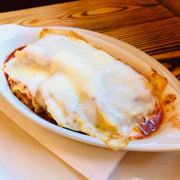 Foto diambil di Elizabeth&#39;s Pizza &amp; Italian Restaurant oleh Katie M. pada 8/3/2019