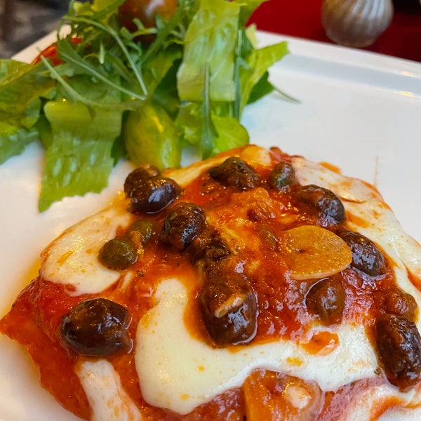 Снимок сделан в Why Not Italian Food пользователем Alexa C. 7/25/2021