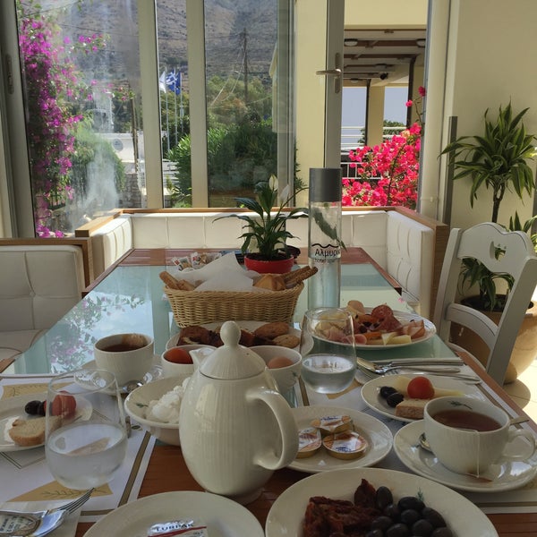 Das Foto wurde bei Almiriki Hotel Apartments von Ege Ş. am 6/14/2016 aufgenommen