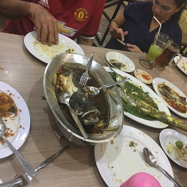 Photo taken at UnclePin Seafood Restaurant by susi c. on 2/4/2018